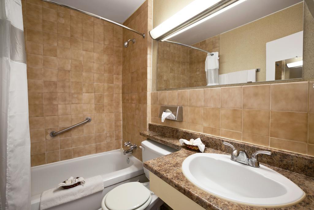 Howard Johnson By Wyndham Cornwall Habitación foto