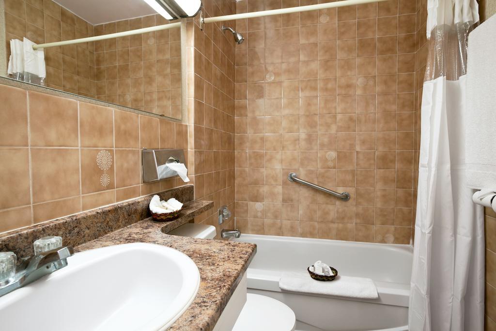 Howard Johnson By Wyndham Cornwall Habitación foto